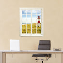 Wandtattoo Fensterblick "Leuchtturm" hinter modernem Arbeitsbereich an einer gelben Wand.