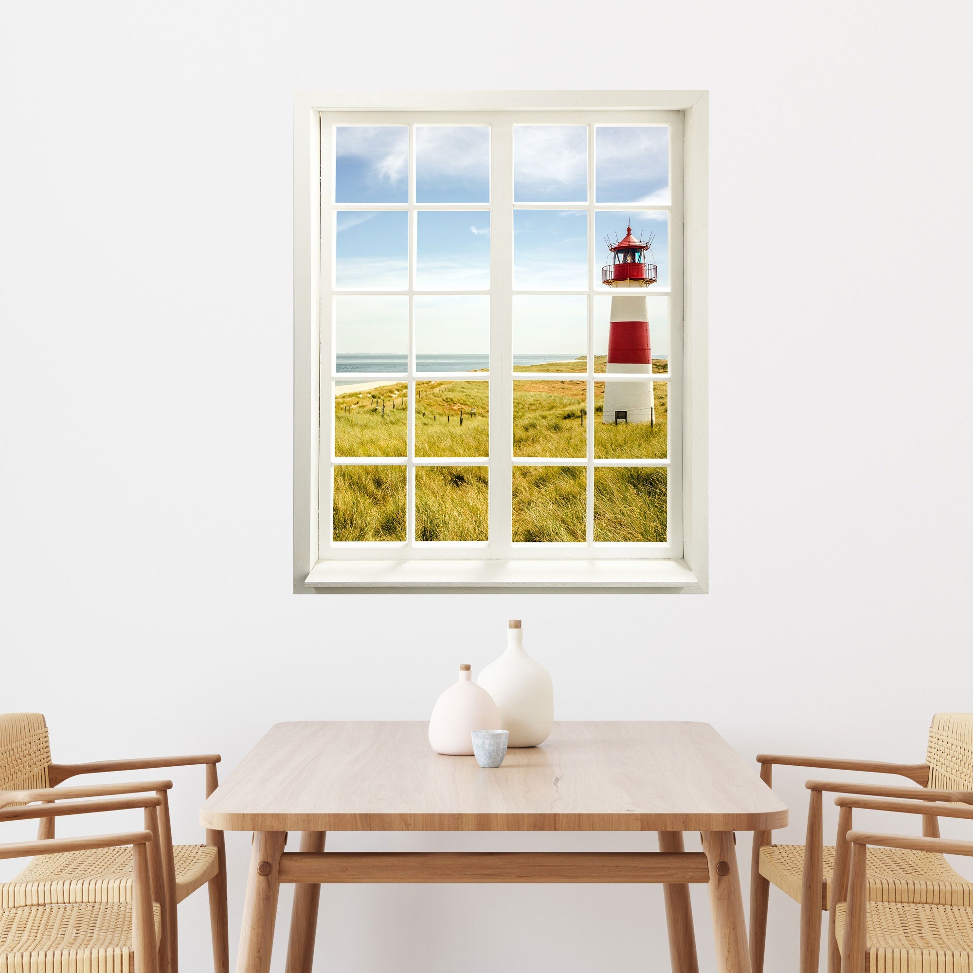 Wandtattoo Motiv Fensterblick geschlossen: "Leuchtturm" an der Wand über einem Esstisch mit vier Stühlen.