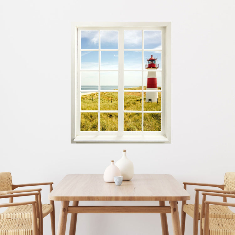 Wandtattoo Motiv Fensterblick geschlossen: "Leuchtturm" an der Wand über einem Esstisch mit vier Stühlen.