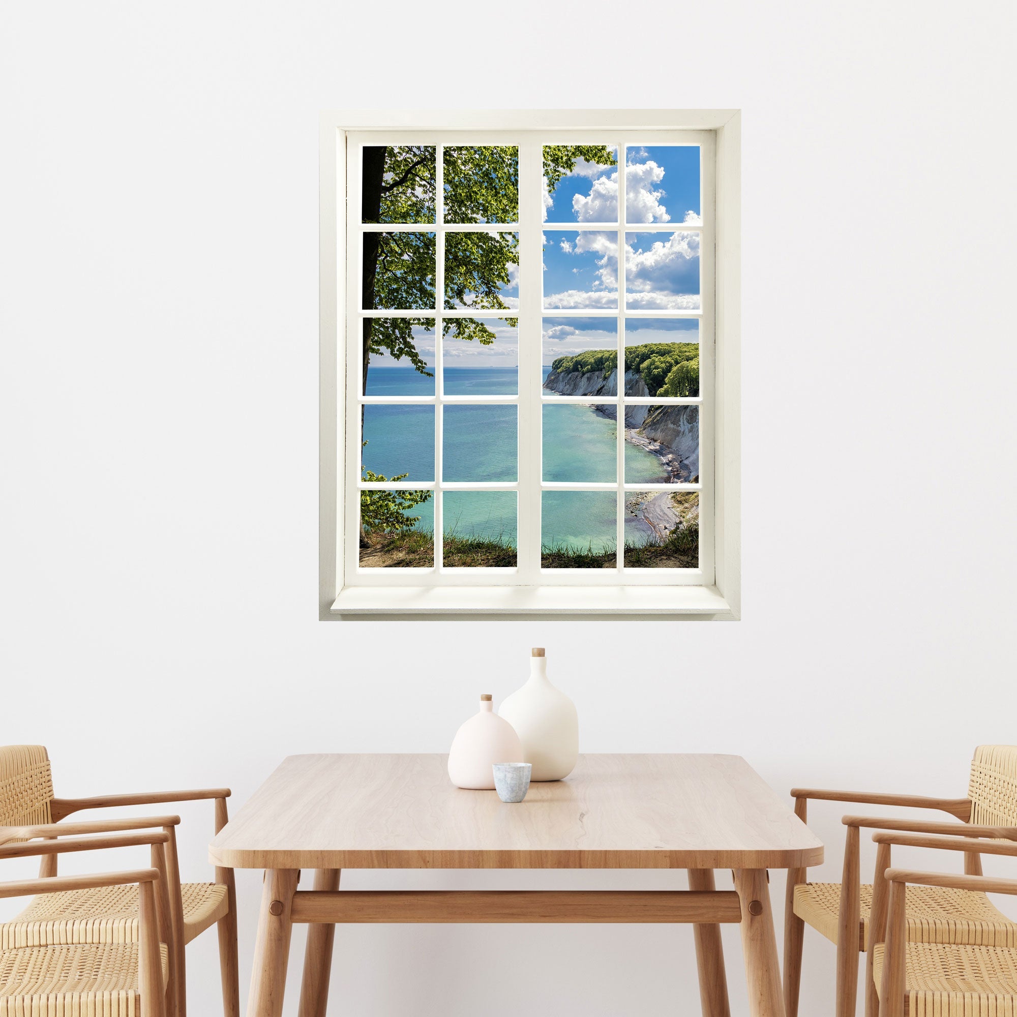 Wandtattoo Motiv Fensterblick "Meer und Bucht" über einem Holz-Essplatz.
