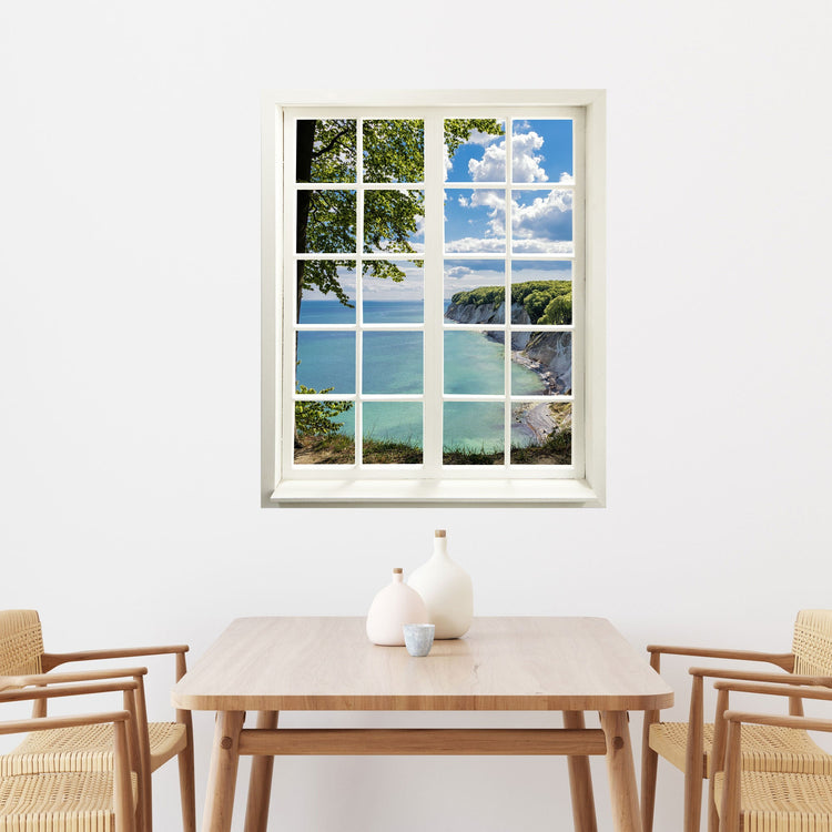 Wandtattoo Motiv Fensterblick "Meer und Bucht" über einem Holz-Essplatz.