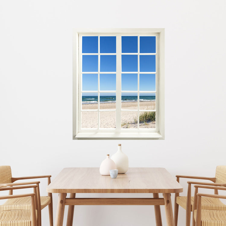 Wandtattoo bedruckt mit Fensterrahmen und tollem Naturbild Ostseestrand und Meer über einem Esstisch aus Holz an der Wand.