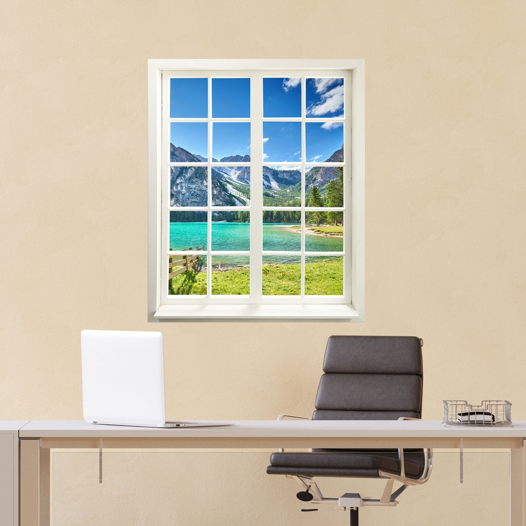 Wandaufkleber Sprossenfenster mit toller Aussicht vergrößert Zimmer optisch zum Beispiel für Büro und Flure. Hier mit dem Ausblick "See-Türkis", klarem Wasser, umhüllt von hohen Bergen und einer saftig grünen Wiese. Über einem Schreibtisch an der Wand verklebt.
