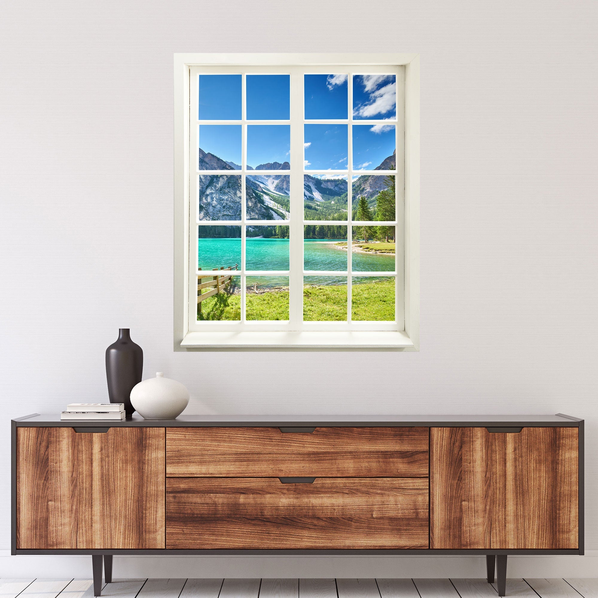 Wandtattoo bedrucktes Foto für Wände und Möbel, mit einem Sprossenfenstermotiv und Urlaubsmotiv "See-Türkis" in den Alpen. An der Wand über einer Kommode.