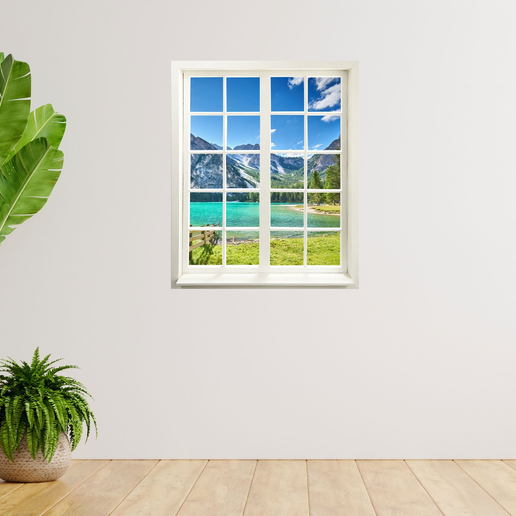 Selbstklebende Wanddekoration in Form eines Fensters mit toller Landschafts-Fotografie auf einen "See-Türkis". An einer Wand neben Zimmerpflanzen.
