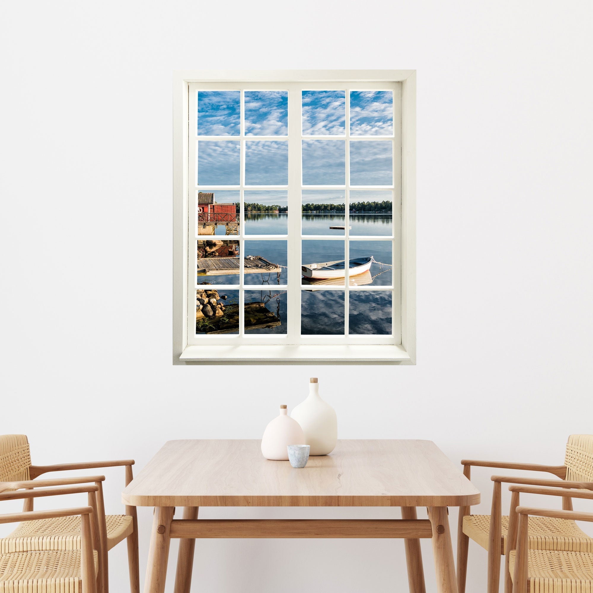 Selbstklebende Wandaufkleber- Fensterblick-Bild mit Blick auf ein Seeufer in Schweden für Flur, Bad oder Wohnzimmer. Hier für eine Raumvergrößerung über einem Esstisch aus Holz. 