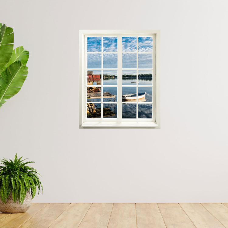 Selbstklebende Wandtapete in Form eines Fensters mit Sprossen, mit tollem Landschafts-Foto aus Schweden am See mit einem Boot. Beklebt an einer freien Wand neben großen Zimmerflanzen.