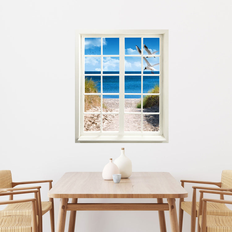 Wandtattoo Fensterblick "Strand mit Möwen" an hellem Essplatz.