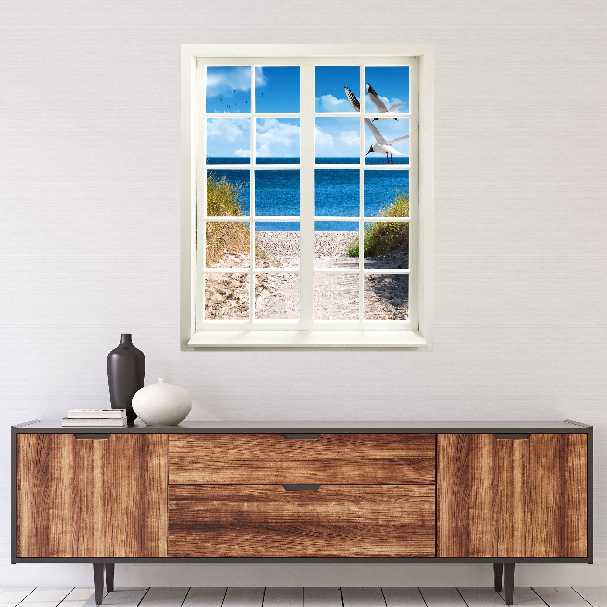 Wandtattoo Fensterblick "Strand mit Möwen" über modernem Sideboard.