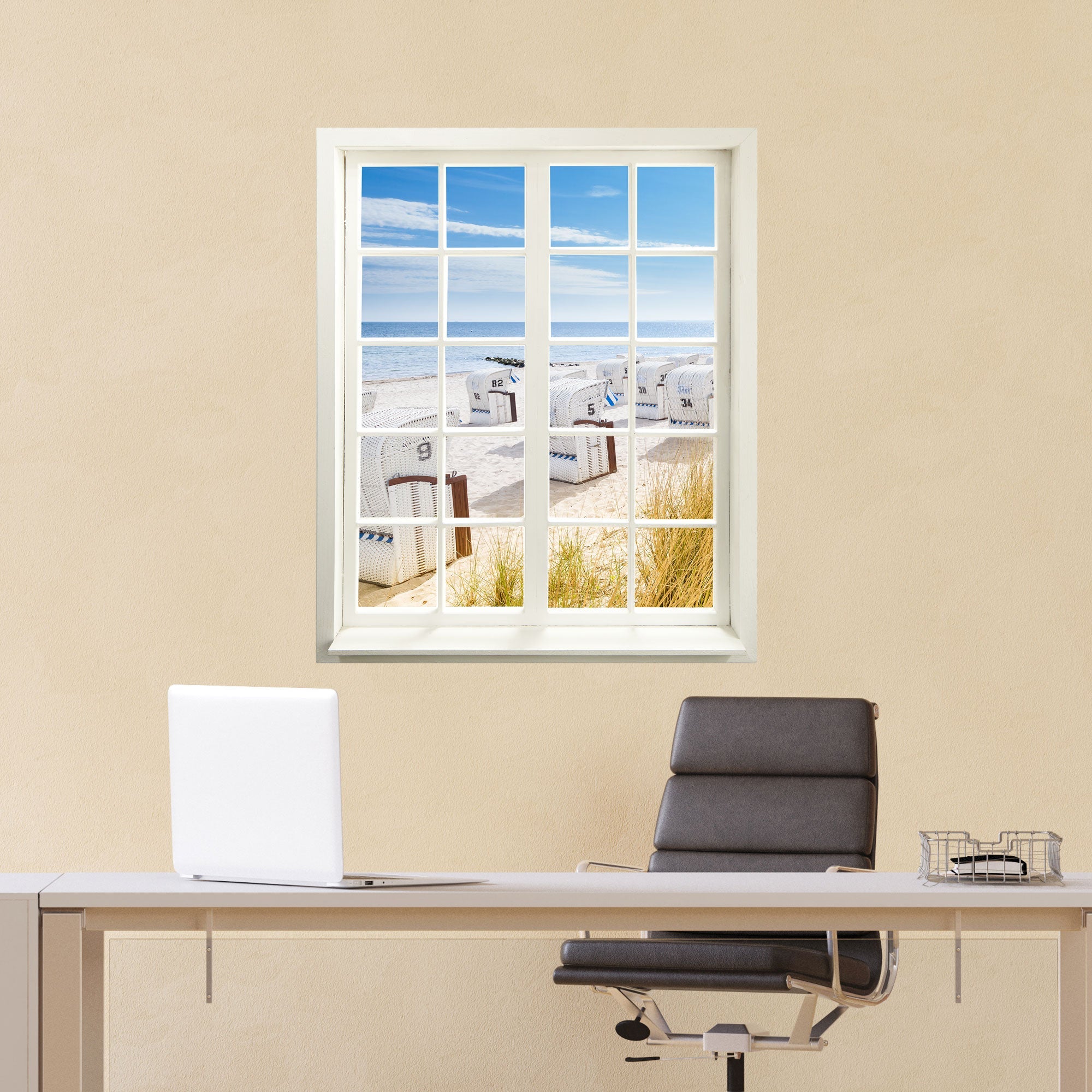 Wandtattoo Motiv Fensterblick "Strandkörbe Ostsee" hinter minimalistischem Arbeitsplatz, an einer gelben Wand verklebt.