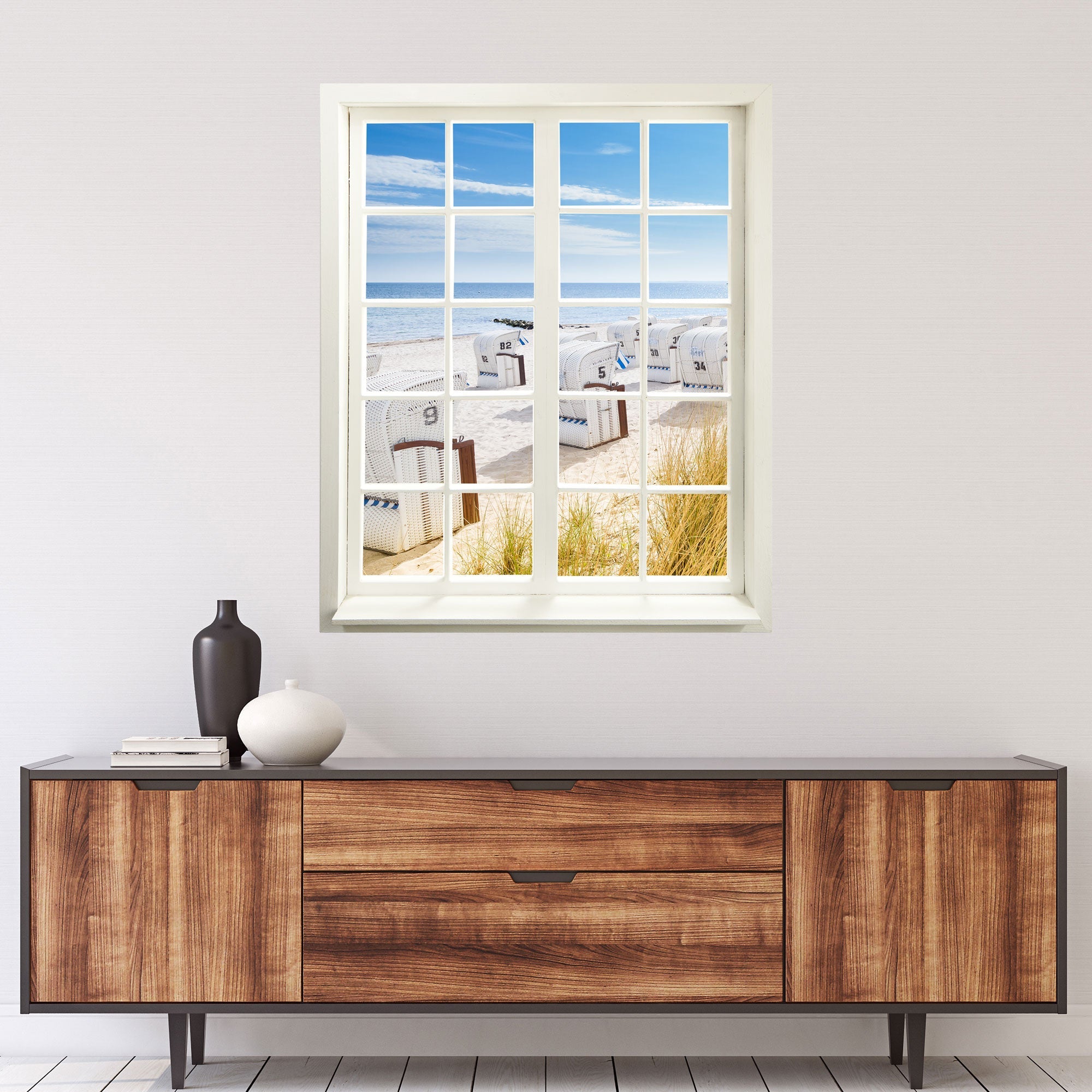 Wandtattoo Fensterblick "Strandkörbe Ostsee" über moderner Kommode mit zwei Vasen.