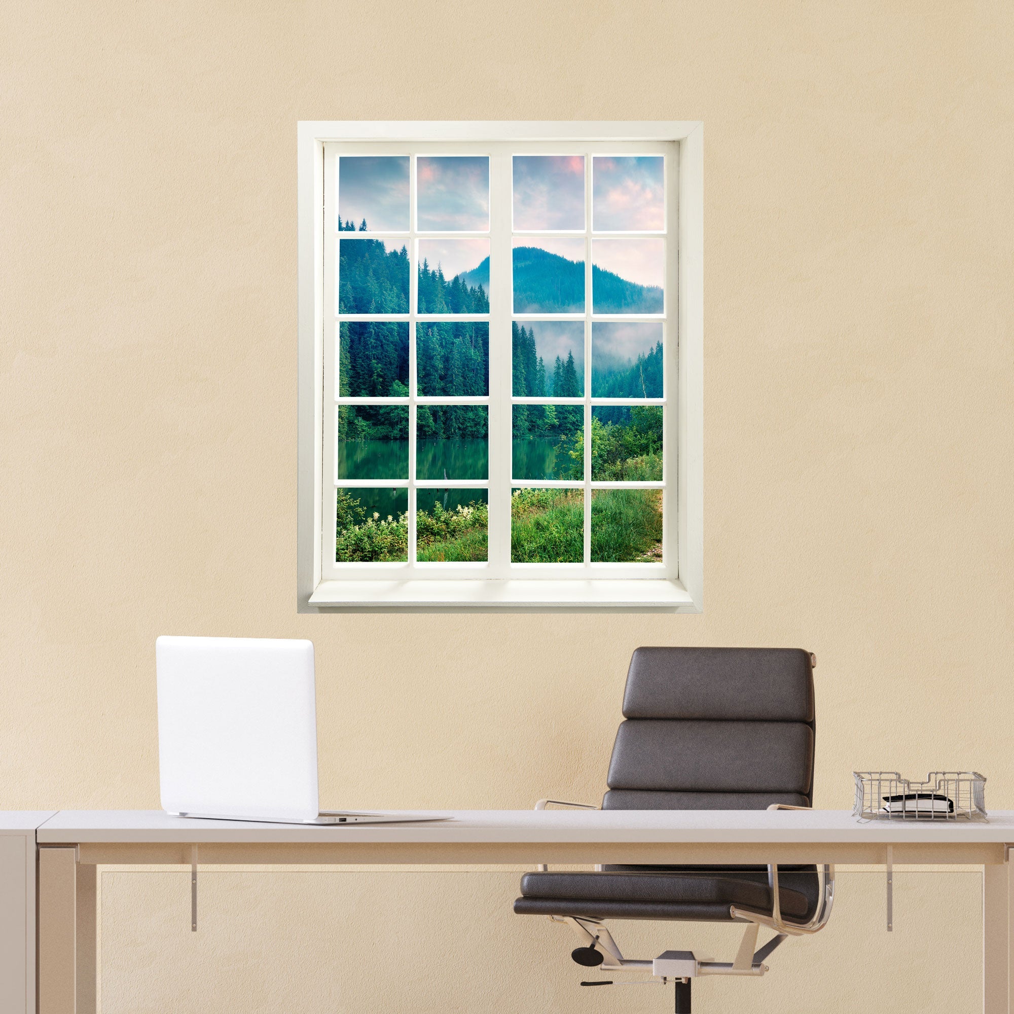 Gedrucktes Foto mit Fenstermotiv für Büro und Wartezimmer. "Tannenwald am See" an der beigen Wand über einem Schreibtisch verklebt.