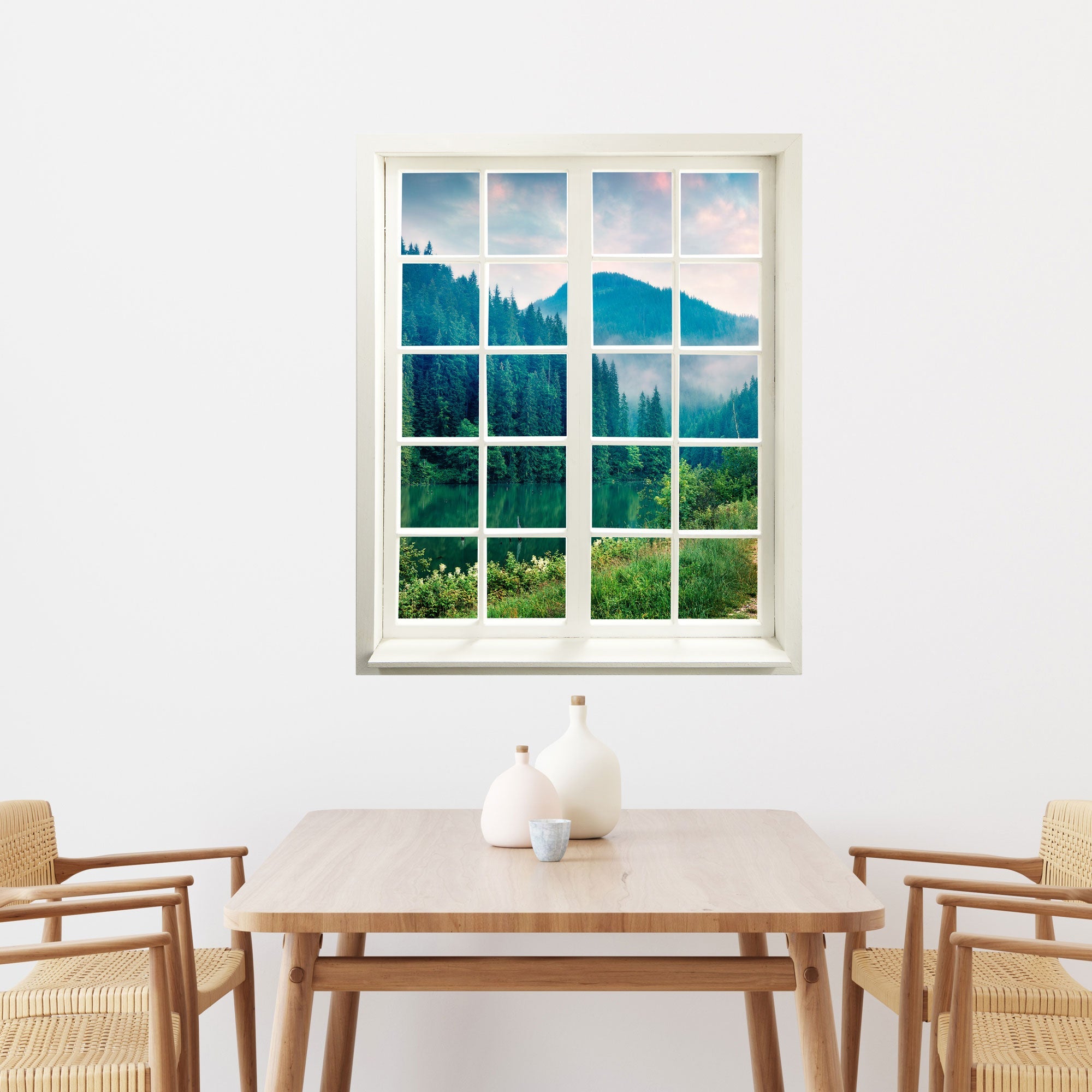 Selbstklebende Wandtapete in Form eines Fensters mit toller Landschafts-Fotografie als Ausblick. Der "Tannenwald mit See" ist an der Wand über dem Esstisch verklebt.