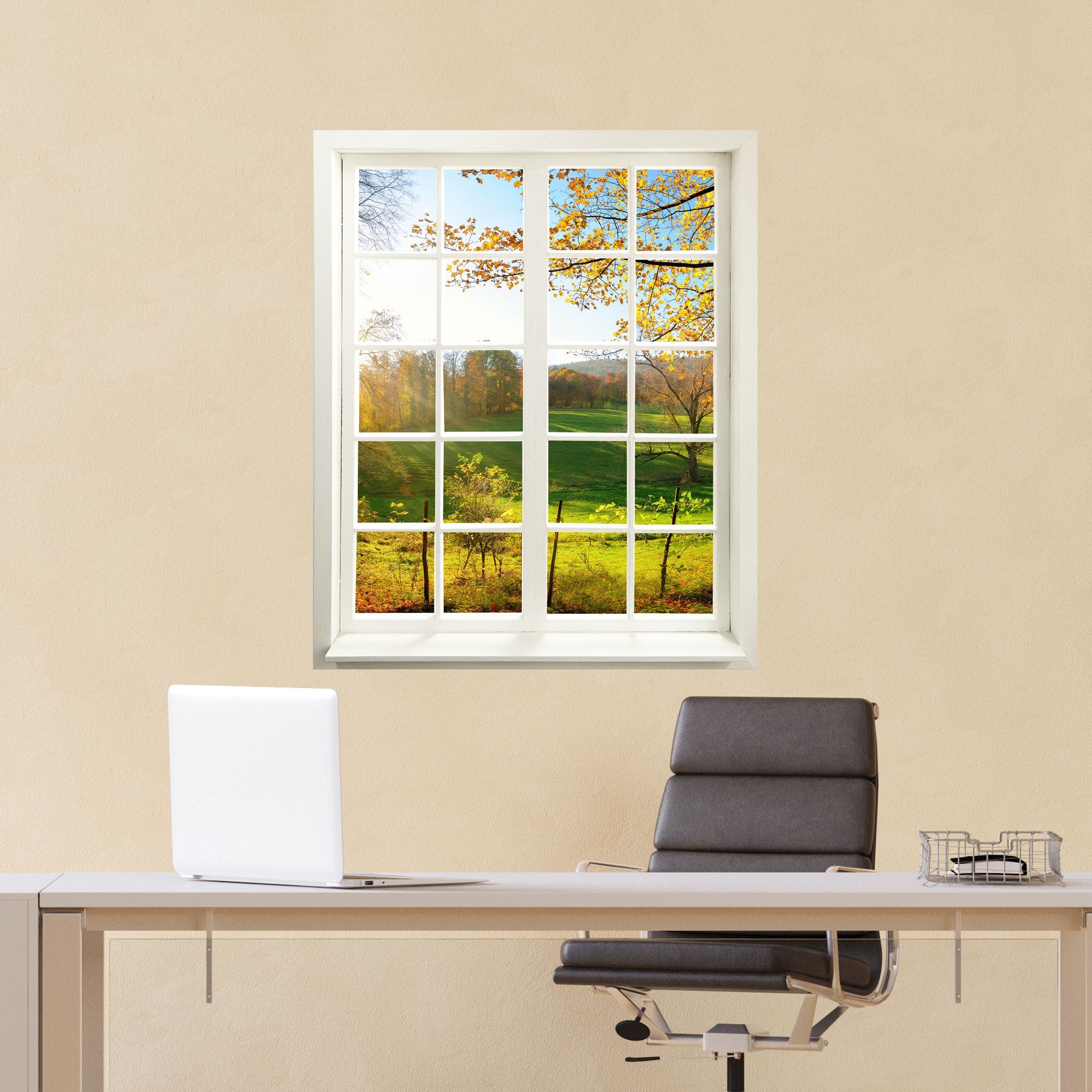 Erhellt den Raum optisch, Fenster für Büro und Wartezimmer. Das Motiv "Waldlichtung" mit dem Fensterblick über einem Schreibtisch an der Wand.