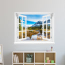 Wandaufkleber-Ansicht: offenes Fenster mit Blick auf eine idyllische Berglandschaft mit schneebedeckten Gipfeln, Nadelbäumen und einem ruhigen See im Vordergrund – Naturpanorama im Herbst. Als Dekoidee verklebt an einer weissen Wand im Kinderzimmer über einem Regal.