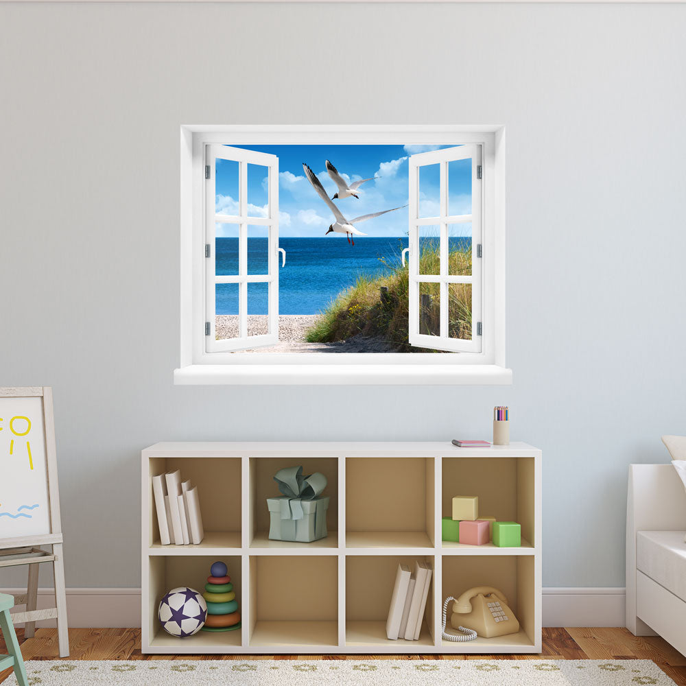 Hingucker für dunkle Räume ohne Fenster, selbstklebendes Wandtattoo als gedruckter Fensterrahmen mit tollem Ausblick zum "Strand mit Möwen" in einem Kinderzimmer.