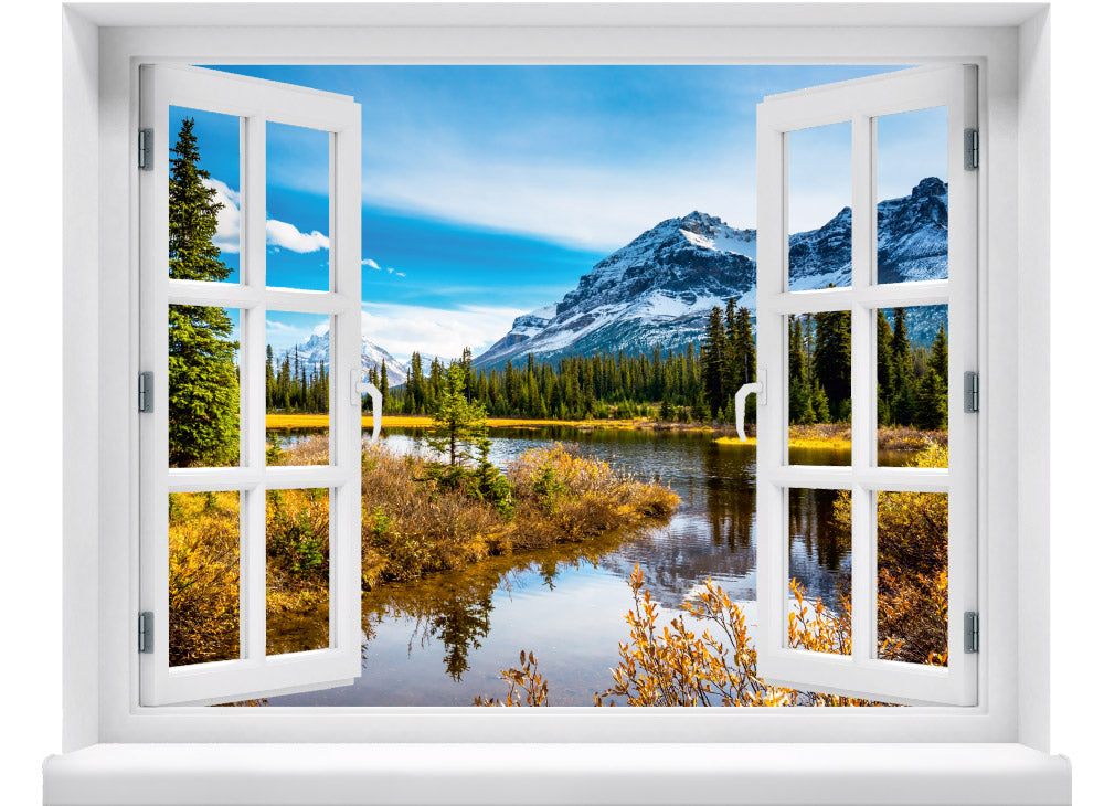 Wandaufkleber-Ansicht: offenes Fenster mit Blick auf eine idyllische Berglandschaft mit schneebedeckten Gipfeln, Nadelbäumen und einem ruhigen See im Vordergrund – Naturpanorama im Herbst.