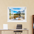 Wandaufkleber-Ansicht: offenes Fenster mit Blick auf eine idyllische Berglandschaft mit schneebedeckten Gipfeln, Nadelbäumen und einem ruhigen See im Vordergrund – Naturpanorama im Herbst. Als Dekoidee verklebt an einer beigen Wand im Büro über den Schreibtisch.
