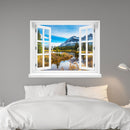 Wandaufkleber-Ansicht: offenes Fenster mit Blick auf eine idyllische Berglandschaft mit schneebedeckten Gipfeln, Nadelbäumen und einem ruhigen See im Vordergrund – Naturpanorama im Herbst. Als Dekoidee verklebt an einer grauen Wand über dem Bett im Schlafzimmer.