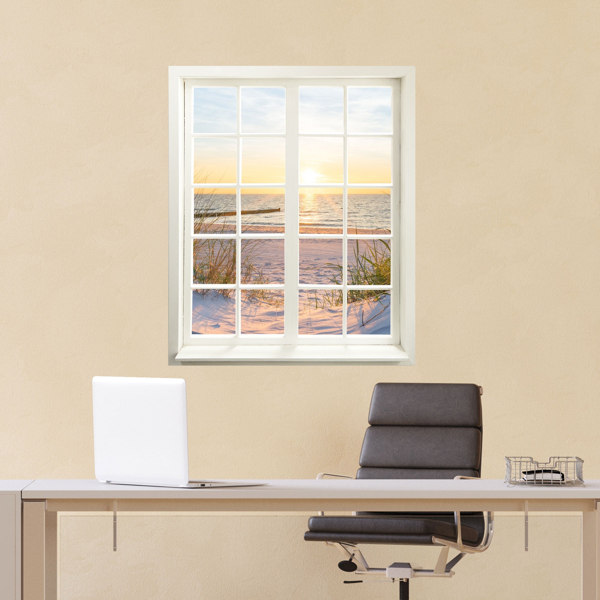 Wandtattoo bedruckt mit Fensterrahmen und tollem Naturbild "Düne und Meer" an einer gelben Wand über einem Schreibtisch im Büro.