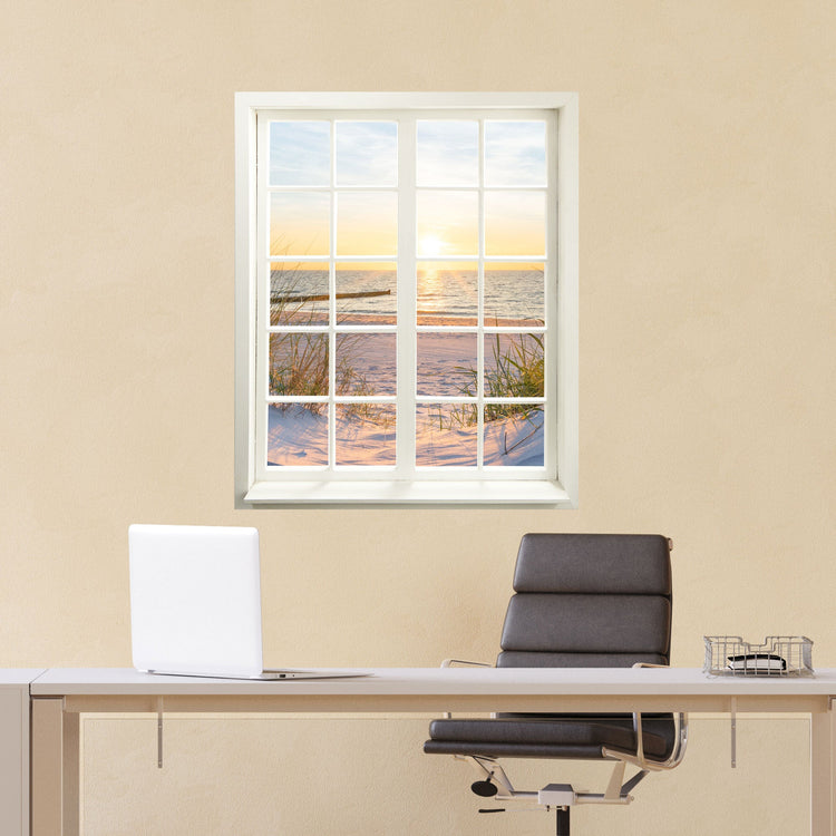 Wandtattoo bedruckt mit Fensterrahmen und tollem Naturbild "Düne und Meer" an einer gelben Wand über einem Schreibtisch im Büro.