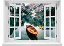 Wandaufkleber-Ansicht-offenes Fenster mit Blick auf ruhigen Bergsee mit Holzruderbooten, umgeben von steilen Felswänden und Wäldern – stimmungsvolle Naturkulisse in den Alpen.