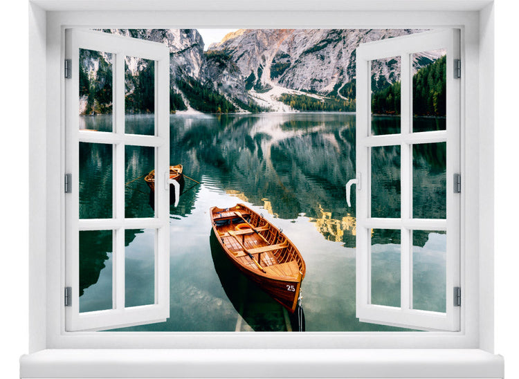 Wandaufkleber-Ansicht-offenes Fenster mit Blick auf ruhigen Bergsee mit Holzruderbooten, umgeben von steilen Felswänden und Wäldern – stimmungsvolle Naturkulisse in den Alpen.
