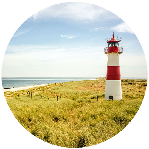 Großansicht eines runden Wandaufklebers mit dem Leuchtturm Motiv am Meer. 