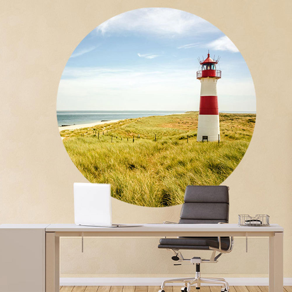 Großansicht eines runden Wandaufklebers mit dem Leuchtturm Motiv am Meer. Der Aufkleber ist als Dekoidee an eine Wand verklebt und hängt in einem Büro, so bekommt der Raum eine Tiefe.