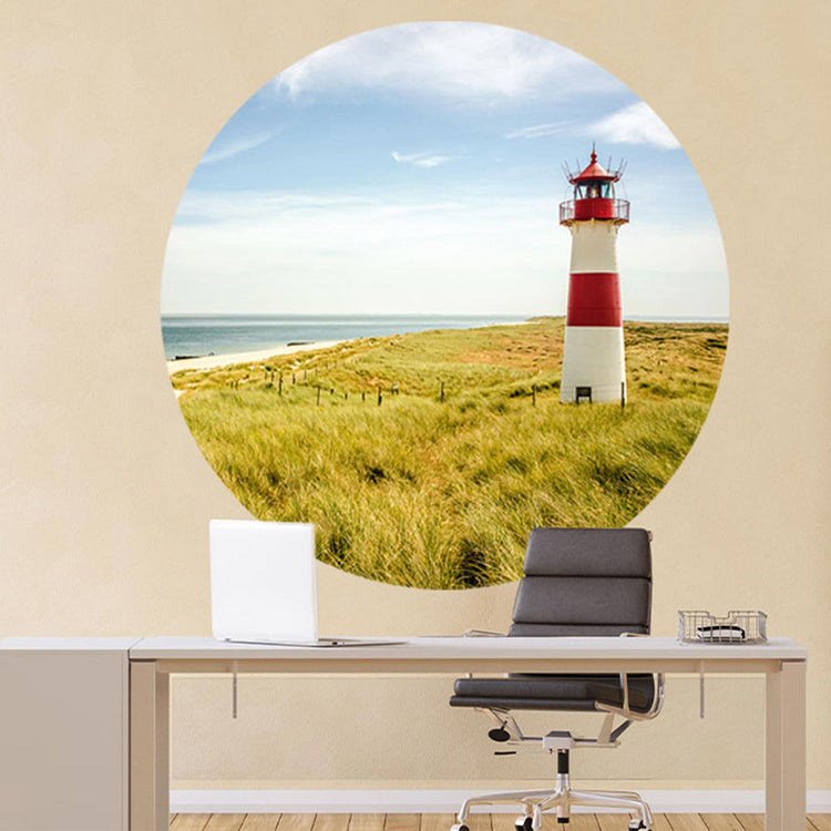 Großansicht eines runden Wandaufklebers mit dem Leuchtturm Motiv am Meer. Der Aufkleber ist als Dekoidee an eine Wand verklebt und hängt in einem Büro, so bekommt der Raum eine Tiefe.