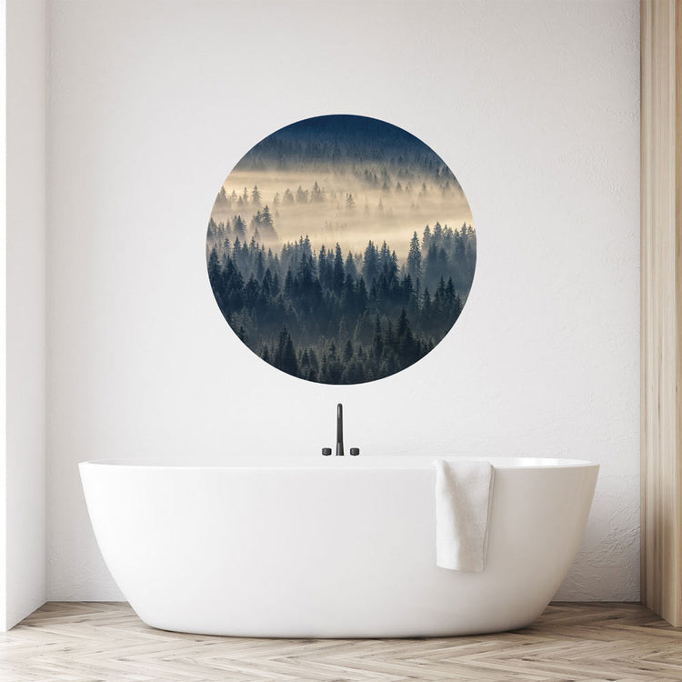 Großansicht eines runden Wandaufklebers mit einem Motiv vom Nebelwald. Das Bild schafft einen 3D Effekt und sorgt für eine Tiefe. Als Dekoidee ist es an einer weissen Wand verklebt über einer Badewanne.