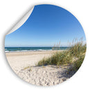 Großansicht eines runden Wandaufklebers mit einem Motiv von Ostseedünen, Strand und dem Meer. Das Bild schafft einen 3D Effekt und sorgt für eine Tiefe. An einer Ecke ist es etwas aufgerollt.