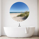 Großansicht eines runden Wandaufklebers mit einem Motiv von Ostseedünen, Strand und dem Meer. Das Bild schafft einen 3D Effekt und sorgt für eine Tiefe. Als Dekoidee ist das Wandtattoo an einer weissen Wand verklebt über einer Badewanne.