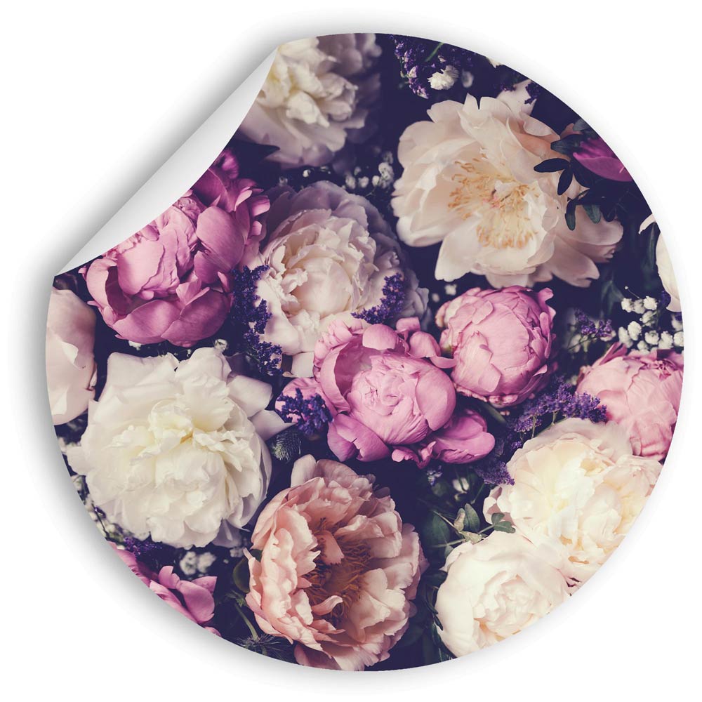 Runder Wandsticker mit einem romantischen Blumenmotiv aus Pfingstrosen in Rosa, Creme und Violett.