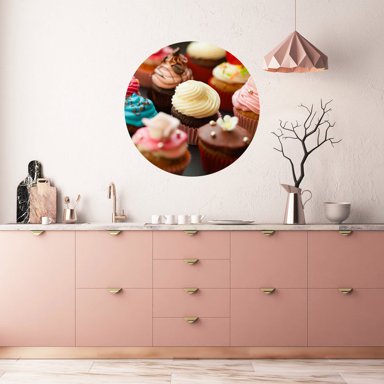 Rundes Wandbild mit bunten Cupcakes – eine süße Dekoration für die Küche oder das Café.