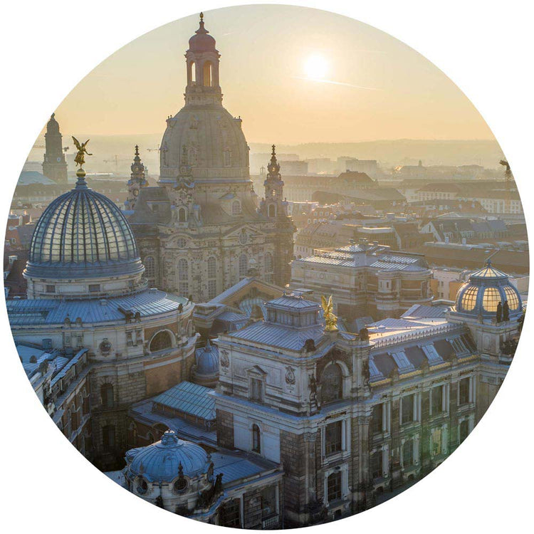 Stadtpanorama von Dresden im Sonnenuntergang mit der Frauenkirche und historischen Gebäuden.