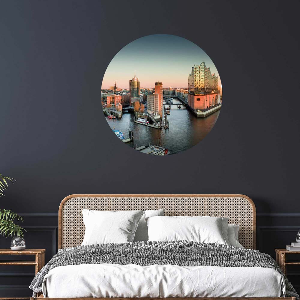 Moderner Wandsticker mit einem beeindruckenden Blick auf die Hamburger Hafencity und die Elbphilharmonie, stilvoll präsentiert im Schlafzimmer.
