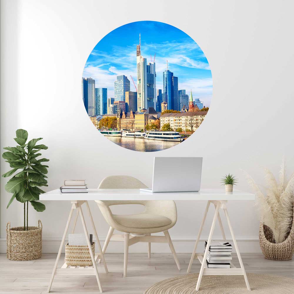 Rundes Wandbild mit der Skyline von Frankfurt am Main, stilvoll in einem modernen Büro mit weißem Schreibtisch dekoriert.