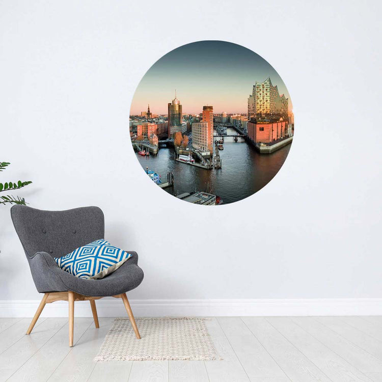 Moderner Wandsticker mit einem beeindruckenden Panorama der Hamburger Hafencity und Elbphilharmonie, ideal für stilvolle Wohnräume.