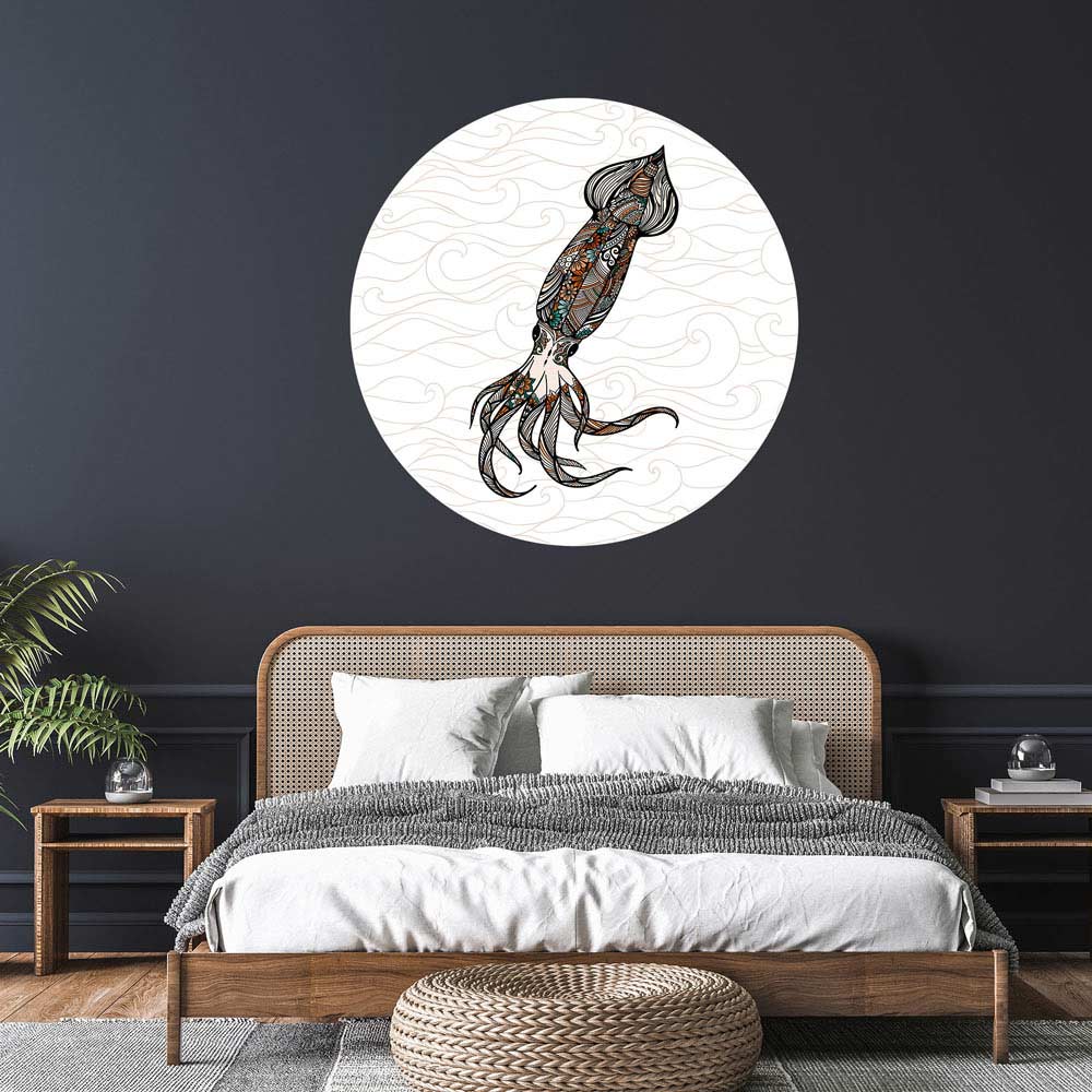 Moderner Schlafzimmer-Look mit rundem Wandsticker – kunstvoll verzierter Tintenfisch auf wellenförmigem Hintergrund, maritimes Design.