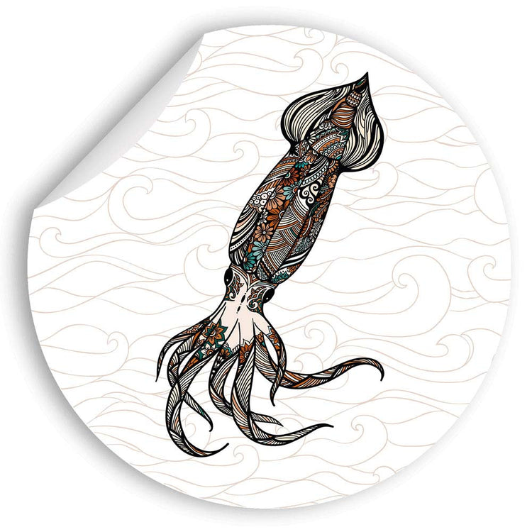 Illustrativer Wandsticker mit kunstvoll verziertem Tintenfisch auf wellenförmigem Hintergrund – maritimes Design für stilvolle Wanddekoration.