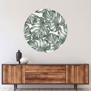 Ein schönes Wandbild mit grünen Monstera-Blättern in einem runden Format. Perfekt für die Wanddekoration im Wohnzimmer oder Schlafzimmer.