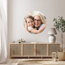 Rundes Wandbild mit einem liebevollen Moment zwischen Großmutter und Enkelkind – perfekte Wanddeko für Familien.