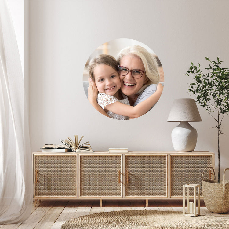 Rundes Wandbild mit einem liebevollen Moment zwischen Großmutter und Enkelkind – perfekte Wanddeko für Familien.
