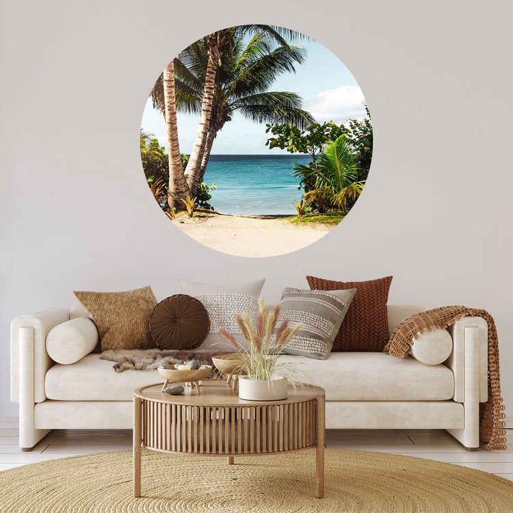 Rundes Wandbild mit einem tropischen Strandmotiv, Palmen und türkisblauem Meer, perfekt als Wanddeko.