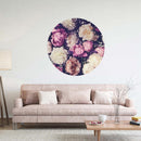 Großer runder Wandsticker mit romantischen Pfingstrosen in Rosa, Creme und Violett, stilvoll platziert über einem beigen Sofa im Wohnzimmer.