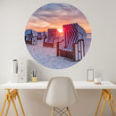 Rundes Wandbild mit Strandkörben im Sonnenuntergang – eine stimmungsvolle Deko mit maritimem Flair.