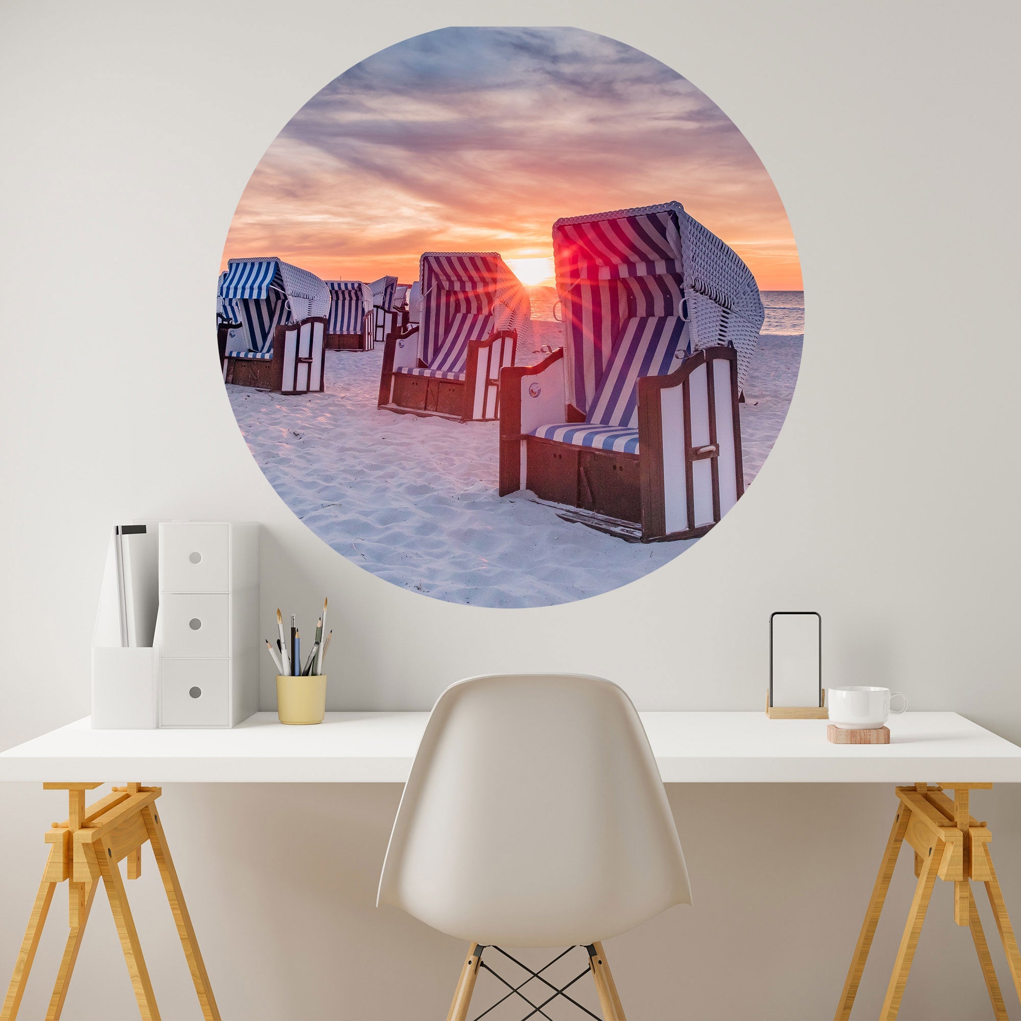 Rundes Wandbild mit Strandkörben im Sonnenuntergang – eine stimmungsvolle Deko mit maritimem Flair.