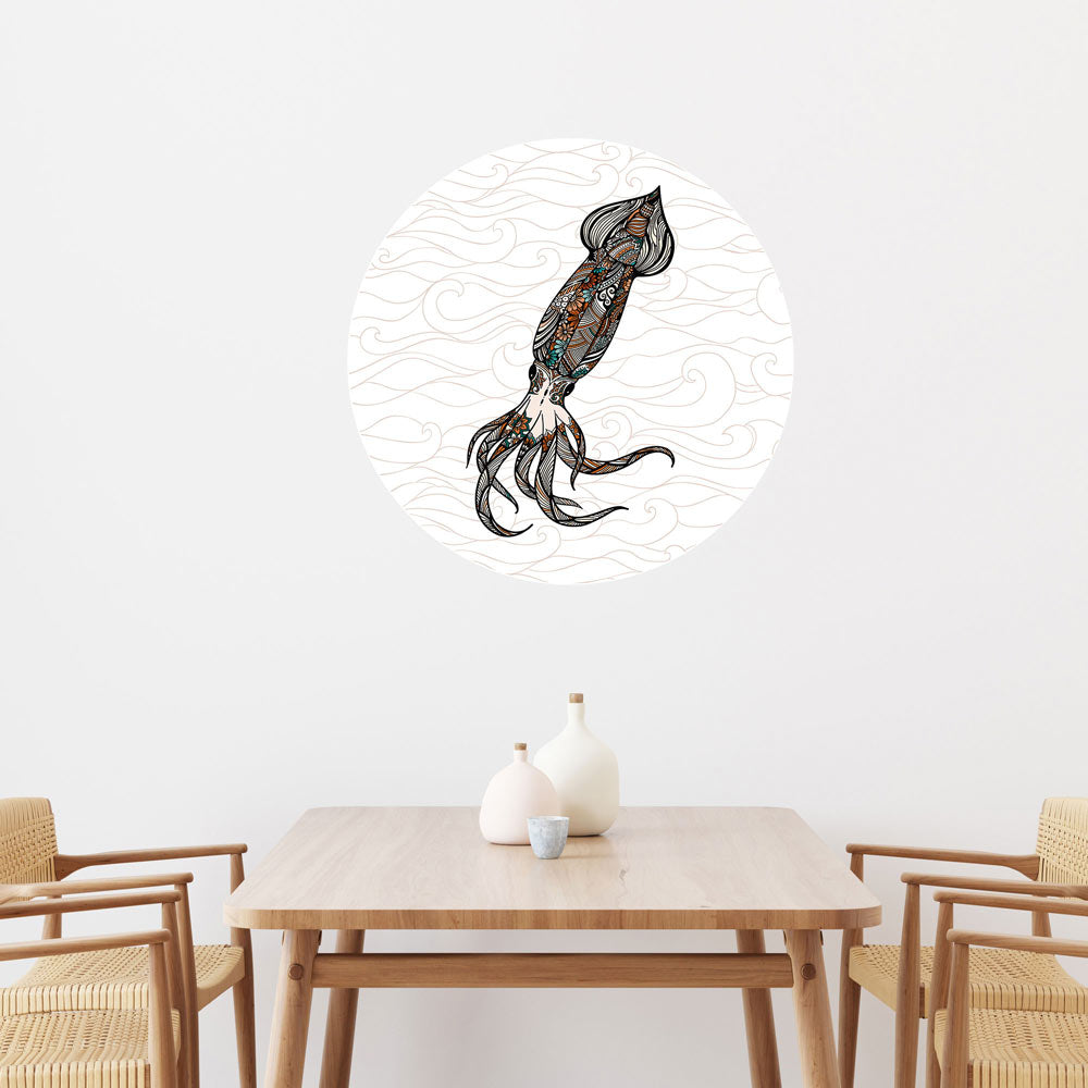 Runder Wandsticker mit kunstvollem Tintenfisch-Design über einem Esstisch – stilvolle maritime Wanddekoration.