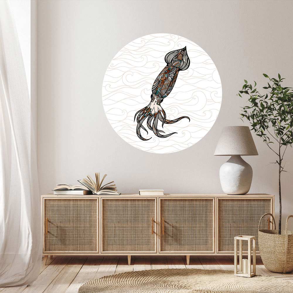 Runder Wandsticker mit kunstvollem Tintenfisch-Design in einem modern eingerichteten Boho-Wohnzimmer mit natürlichen Holzelementen.